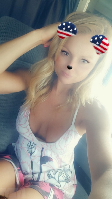 金发碧眼的MILF Madden用愚蠢的耳朵和鼻子拍摄了她的无上自拍