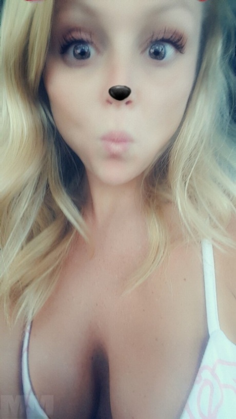 金发碧眼的MILF Madden用愚蠢的耳朵和鼻子拍摄了她的无上自拍