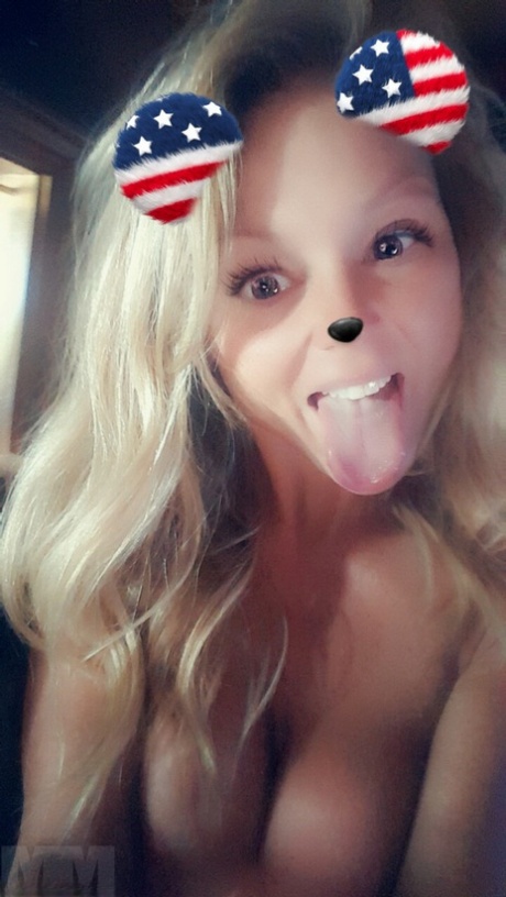 金发碧眼的MILF Madden用愚蠢的耳朵和鼻子拍摄了她的无上自拍