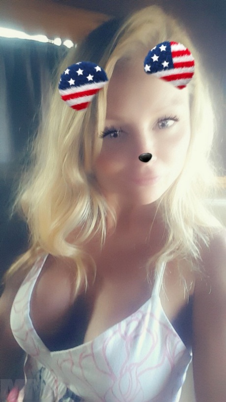 金发碧眼的MILF Madden用愚蠢的耳朵和鼻子拍摄了她的无上自拍