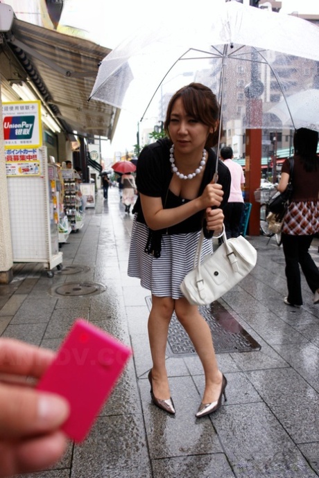 日本美女赤西亮在公共场合展示一些腿部和乳沟