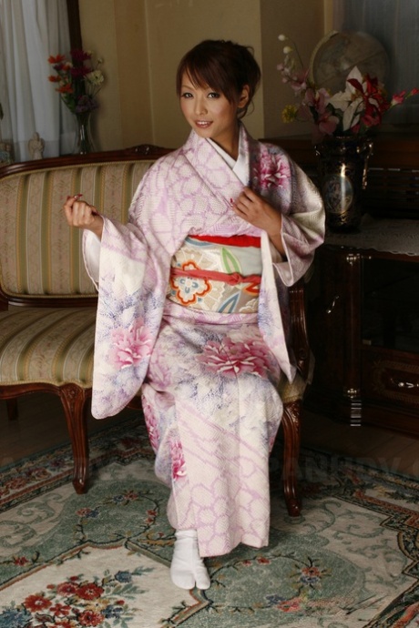 Pretty Japanese teen Kaede Moritaka hikes up traditional garb to show her bush - pornpics.de