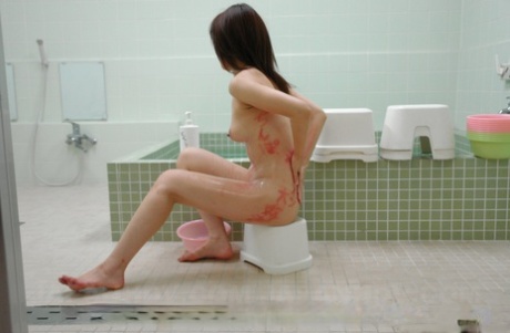 Petite Japanese teen Remi Kawamura takes piss with her legs spread wide open - pornpics.de