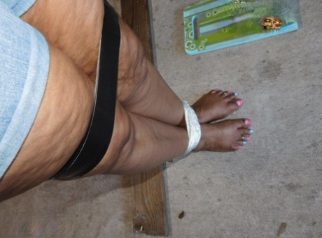 被绑在柱子上的黑木胖子戴着球塞和乳夹