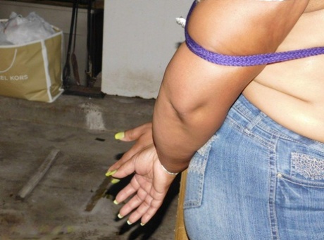 被绑在柱子上的黑木胖子戴着球塞和乳夹