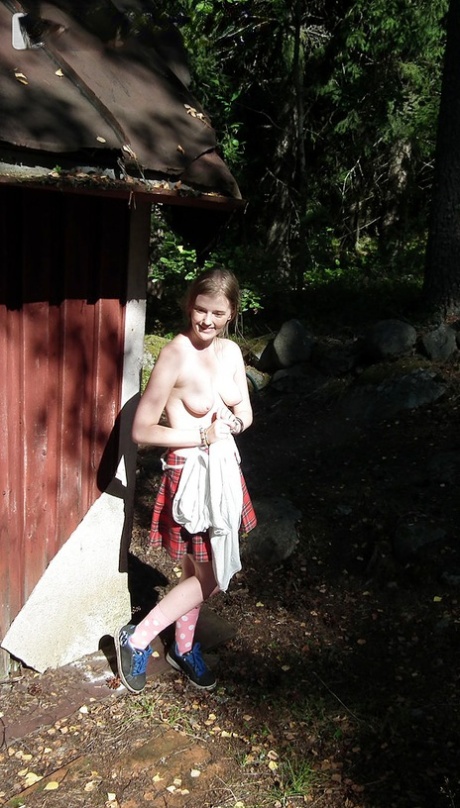 Solo girl shows her tits and twat while forcing entry into abandoned cabin - pornpics.de