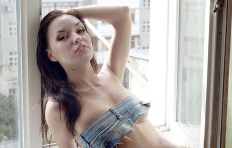 Hot girl Aurita enjoys a cigar befoe showing her naked pussy in amateur shoot - pornpics.de