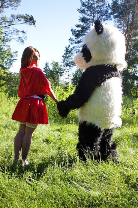 少女麦德琳被身着小红帽服装的熊猫搞上了