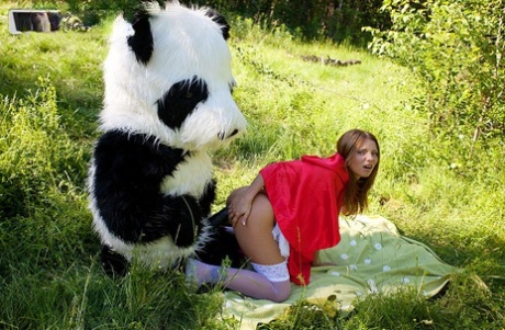 少女麦德琳被身着小红帽服装的熊猫搞上了