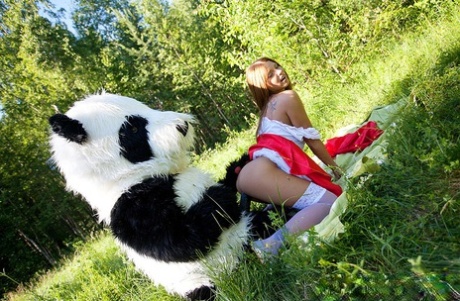 少女麦德琳被身着小红帽服装的熊猫搞上了