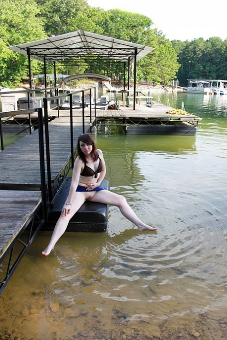 Amateur chick Cheyenne poses for homemade nudes at the local marina - pornpics.de