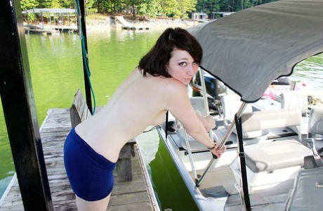 Amateur chick Cheyenne poses for homemade nudes at the local marina - pornpics.de
