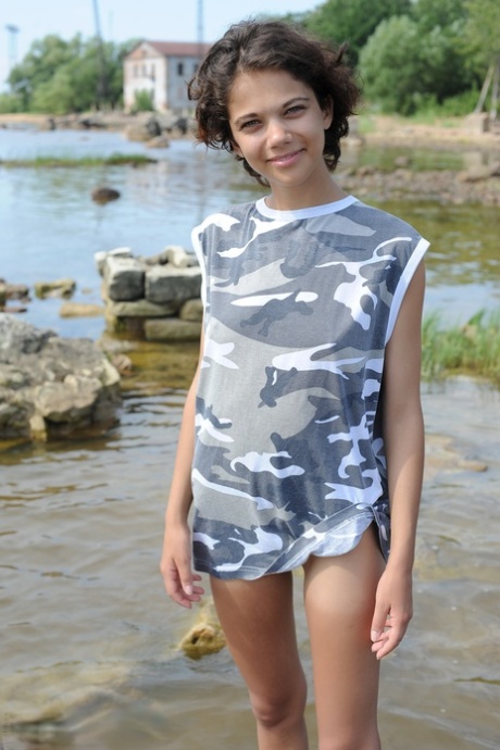 瘦弱少女蒂娜摘下墨镜，在浅水中摆出裸体姿势