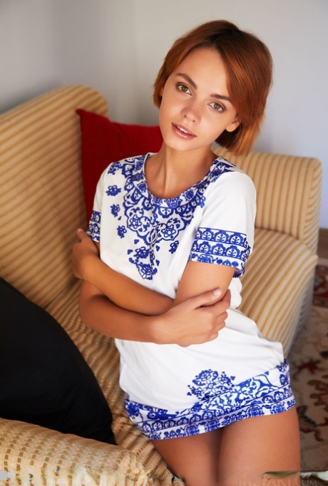 红发少女 Lilit A 骄傲地展示她不穿衣服的可食用阴部