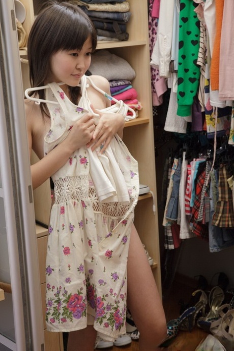 小巧的亚洲女孩Ksu在自慰前换上女学生的衣服