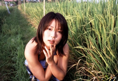 Asian model Bunko Kanazawa exposes herself in various outdoor locations - pornpics.de