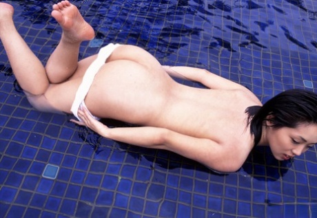 Sweet Japanese model Bunko Kanazawa strikes great nude and non nude poses - pornpics.de