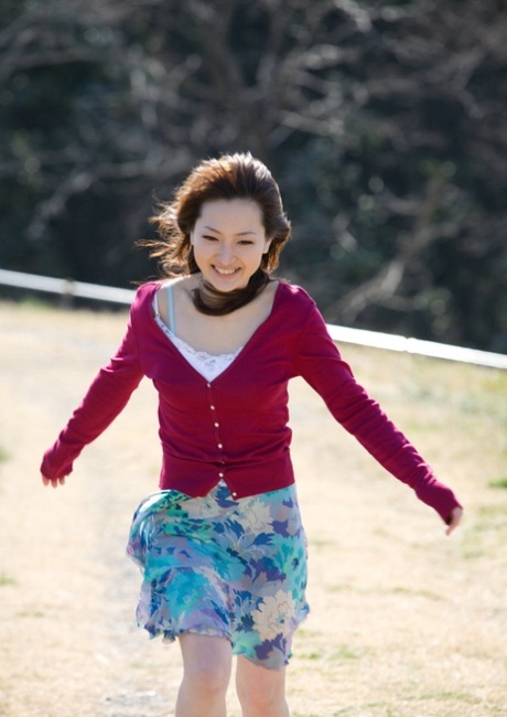 美丽的日本女孩风野舞子在脱光衣服时露出了她的大奶子