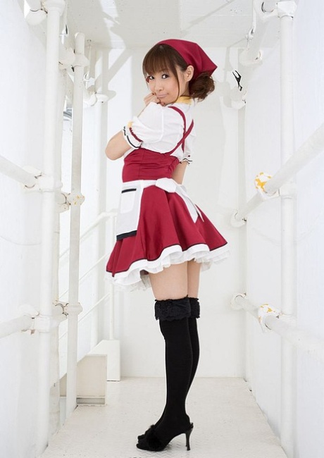 可爱的日本女孩Misa Kikouden在换衣服时展示长长的乳头