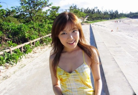 可爱的日本女孩 Yua Aida 在海滩游玩一天后露出美乳