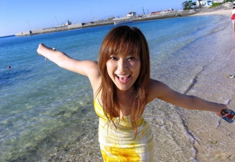 可爱的日本女孩 Yua Aida 在海滩游玩一天后露出美乳