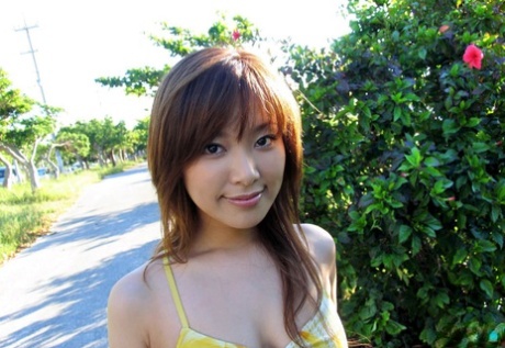 可爱的日本女孩 Yua Aida 在海滩游玩一天后露出美乳