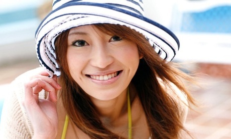 红发日本独唱女优早乙女优身着比基尼、头戴帽子四处游荡
