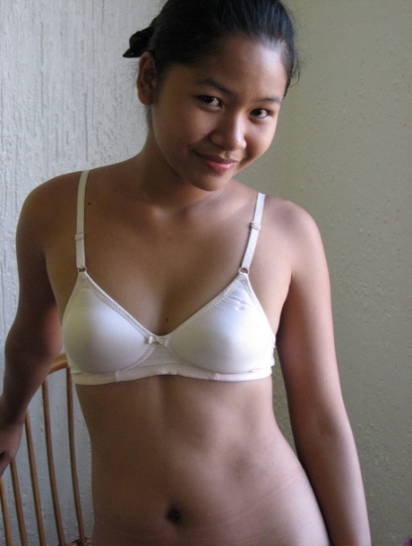 Barely legal Asian girl casually strips off her clothes for nude poses - pornpics.de