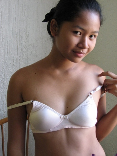 Barely legal Asian girl casually strips off her clothes for nude poses - pornpics.de