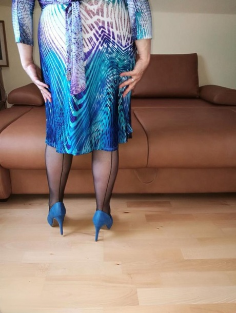 淘气的老奶奶穿着尼龙袜和高跟鞋换装时露出双乳