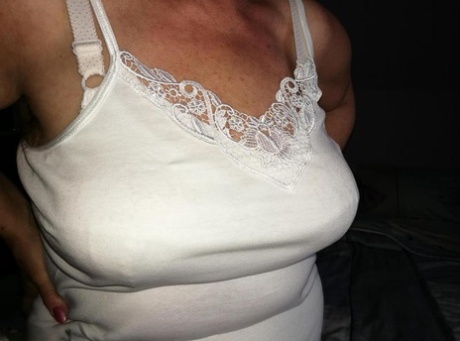 淘气的老奶奶穿着尼龙袜和高跟鞋换装时露出双乳