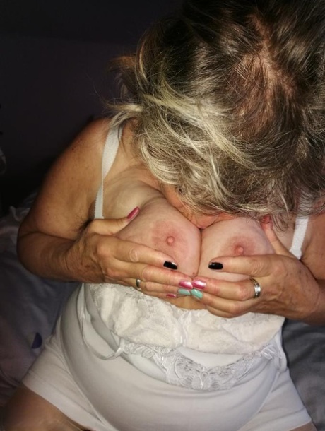 淘气的老奶奶穿着尼龙袜和高跟鞋换装时露出双乳