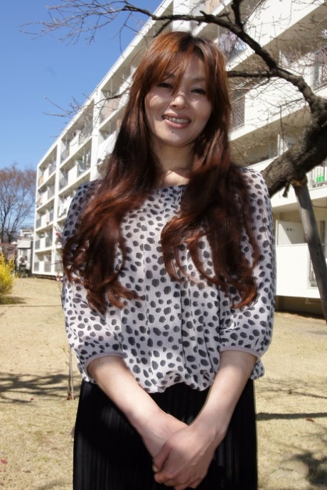 日本性感女郎Hitomi Kano在做非裸体模特时带着漂亮的微笑