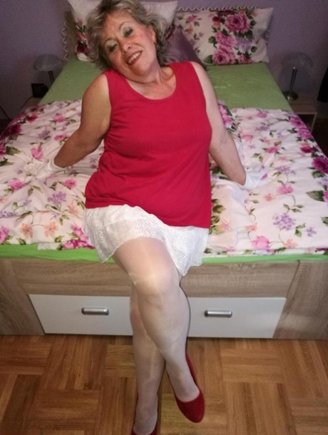饥渴的 Nan Caro 脱下连裤袜，露出戴着白手套的灌木丛