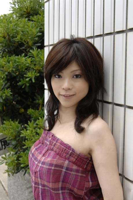日本模特Kurumi Katase在户外闪现上身内裤