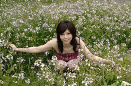 日本模特Kurumi Katase在户外闪现上身内裤