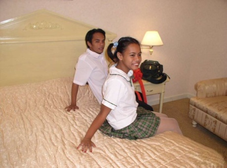 Young Filipina schoolgirl gets jizz on face after sex with her boyfriend - pornpics.de