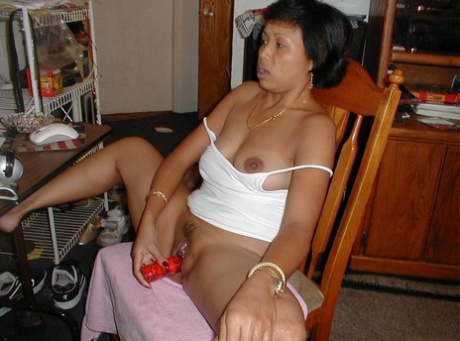Petite Asian wife dildos her trimmed pussy during a live sex show - pornpics.de