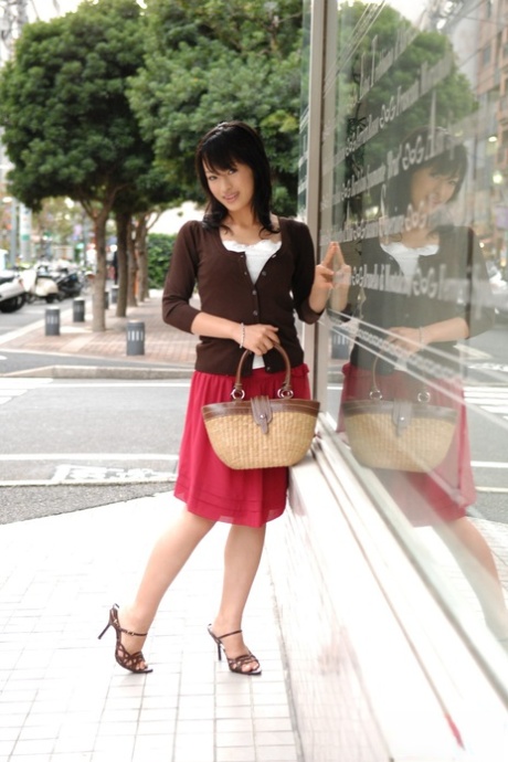 日本美女Mio Kanna身穿过膝长裙在市中心漫步