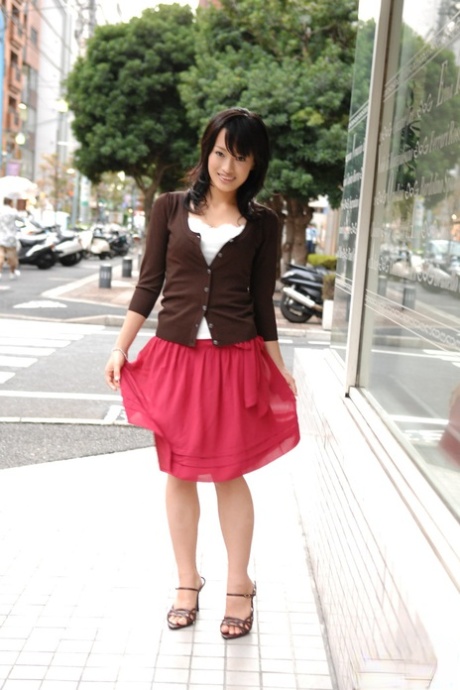 日本美女Mio Kanna身穿过膝长裙在市中心漫步
