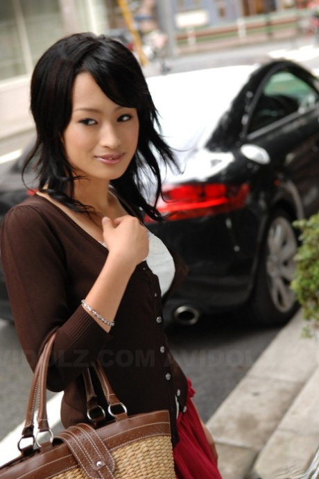 日本美女Mio Kanna身穿过膝长裙在市中心漫步