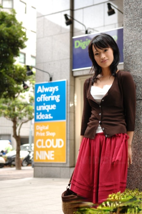 日本美女Mio Kanna身穿过膝长裙在市中心漫步