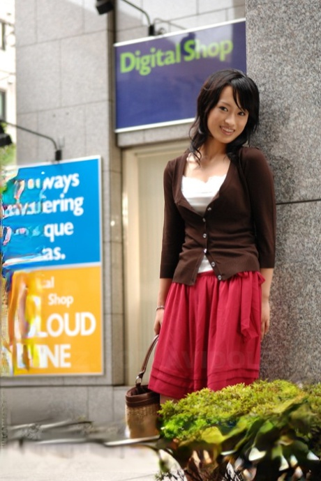 日本美女Mio Kanna身穿过膝长裙在市中心漫步