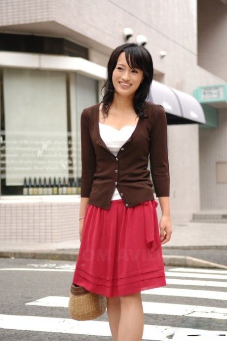 日本美女Mio Kanna身穿过膝长裙在市中心漫步