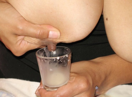拉美小妞先在酒杯里倒满母乳，然后再一饮而尽