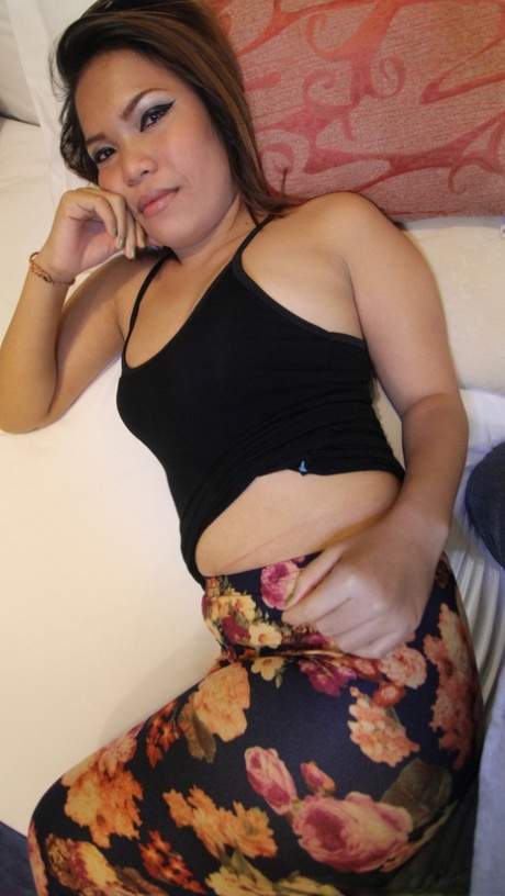 Asian amateur with a big butt wears jizz on lips after sex with a foreigner