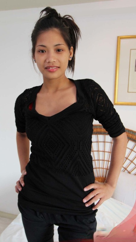 苗条的菲律宾女孩弗朗西斯卡在忍受乳房被摸之前脱下衣服