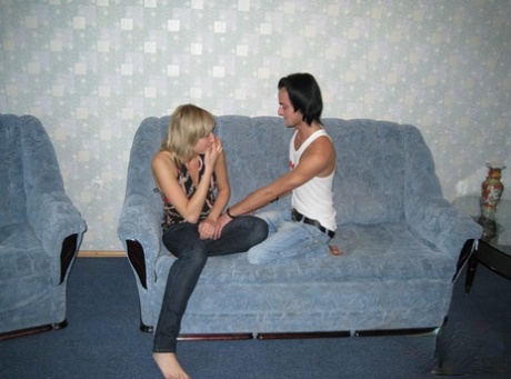 Young blonde gives her boyfriend a blowjob before sexual intercourse - pornpics.de