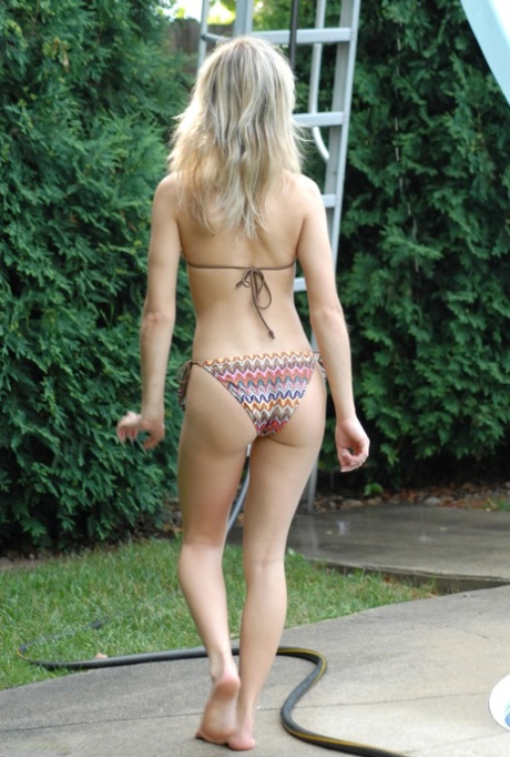 Blonde teen Kasia doffs bikini before water sliding in the nude - pornpics.de
