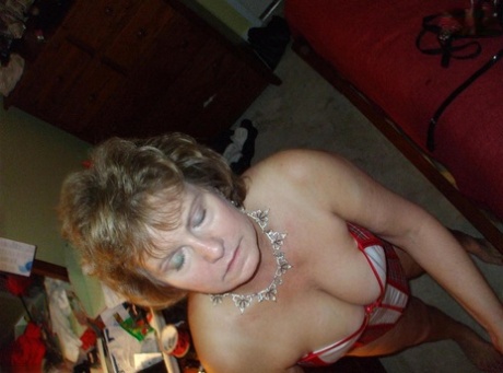 Mature lady Busty Bliss sports nipple clamps after being handcuffed - pornpics.de